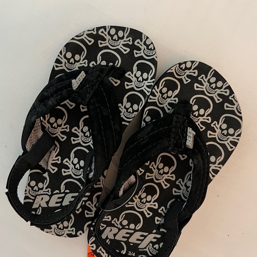 Reef Black Skull Pattern Sandals